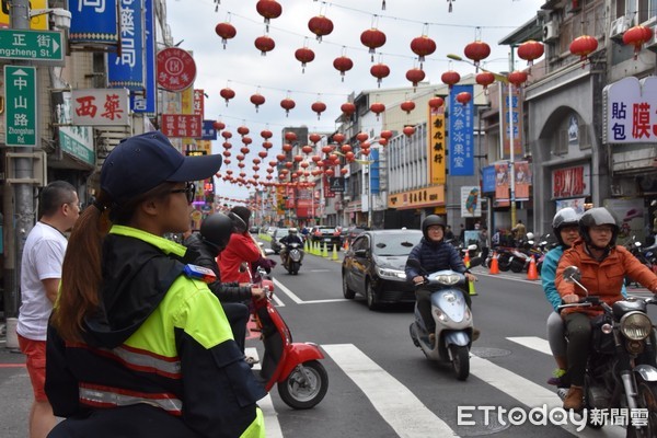 清明節連續假期最後一天，花蓮市區車流大致正常，除了中午及晚間用餐時段曾短暫湧現車潮，其餘時段車流量不大，讓花蓮警分局員警壓力頓時減輕不少。（圖／花蓮縣警察局提供）