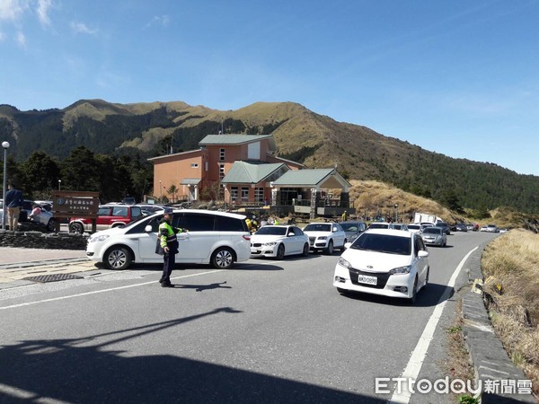 台14甲從武嶺停車場開始往東，至合歡北峰登山口之間各停車場均塞滿了車輛，合歡所執勤員警來回梭巡，勸導遊客將車輛緊靠路邊停放。（圖／新城警分局提供）