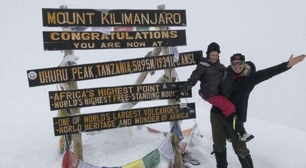 ▲▼靠近天上的爸爸！7歲女童蒙特納（Montannah Kenney）攀上非洲第一高峰。（圖／翻攝自推特／infowe）
