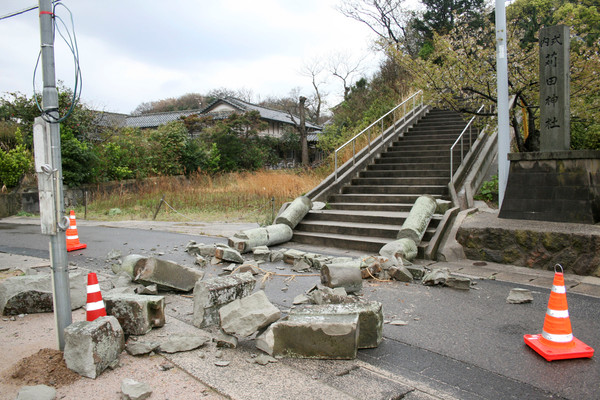 ▲▼日本島根強震引發土石流，造成多處道路隆起或損壞。（圖／路透）