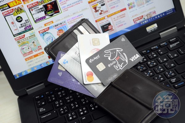 各銀行陸續推出有現金回饋的信用卡，卡友可根據自己的消費習慣，選擇適合的卡片。