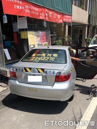 ▲▼駕訓班學員疑似因緊張自撞，車上2人送醫。（圖／記者林煒傑翻攝）