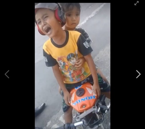 ▲▼印尼5歲男童騎摩托車上高速公路。（圖／翻攝自OviEx Dirga CiatzCiutz臉書）