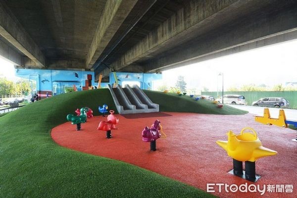 ▲國道二號橋下空間活化，桃園區首座兒童冒險公園啟用。（圖／桃園市政府提供）