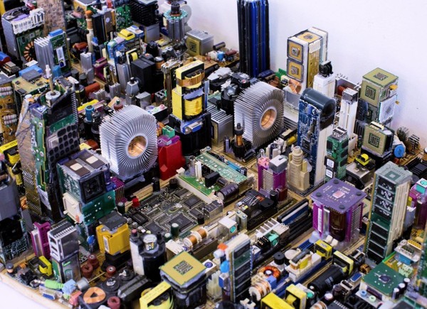 ▲17歲藝術家以廢棄的電子零件打造一座迷你中城模型。（圖／取自推特／Zayd Menk）