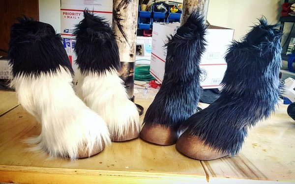 ▲「馬蹄高跟鞋」(Hoof Shoes)網路爆紅（圖／翻攝自Chaos Costumes FB）