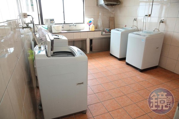 休息室旁設有洗衣間，擺放多台洗衣機供員工使用。