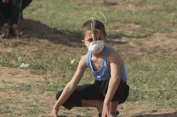 ▲為了抵禦催淚彈，巴勒斯坦9歲男童自製「洋蔥防毒面罩」。（圖／取自推特／MuhammadSmiry）