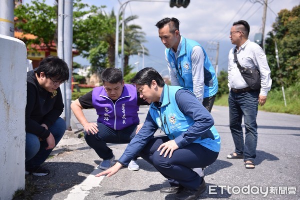 地震後花蓮市區農兵橋的伸縮縫破損造成路面高低差，花蓮市民代表李振瑋、魏嘉彥邀請市長魏嘉賢、建設課長以及民意里長顏春有前往共同會勘。（圖／花蓮市公所提供）