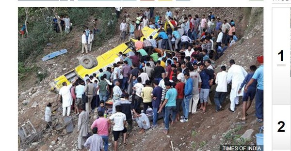▲印度一輛校車墜崖，導致至少30人喪命，當中有27人是兒童。（圖／取自timesofindia）