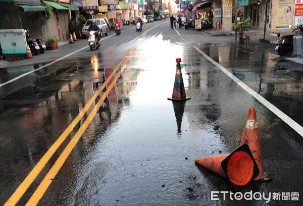 ▲台南市東區仁和路道路下150mmPVCP自來水管，9日傍晚發生水管破裂漏水，自來水冒出地面。（圖／記者林悅攝）