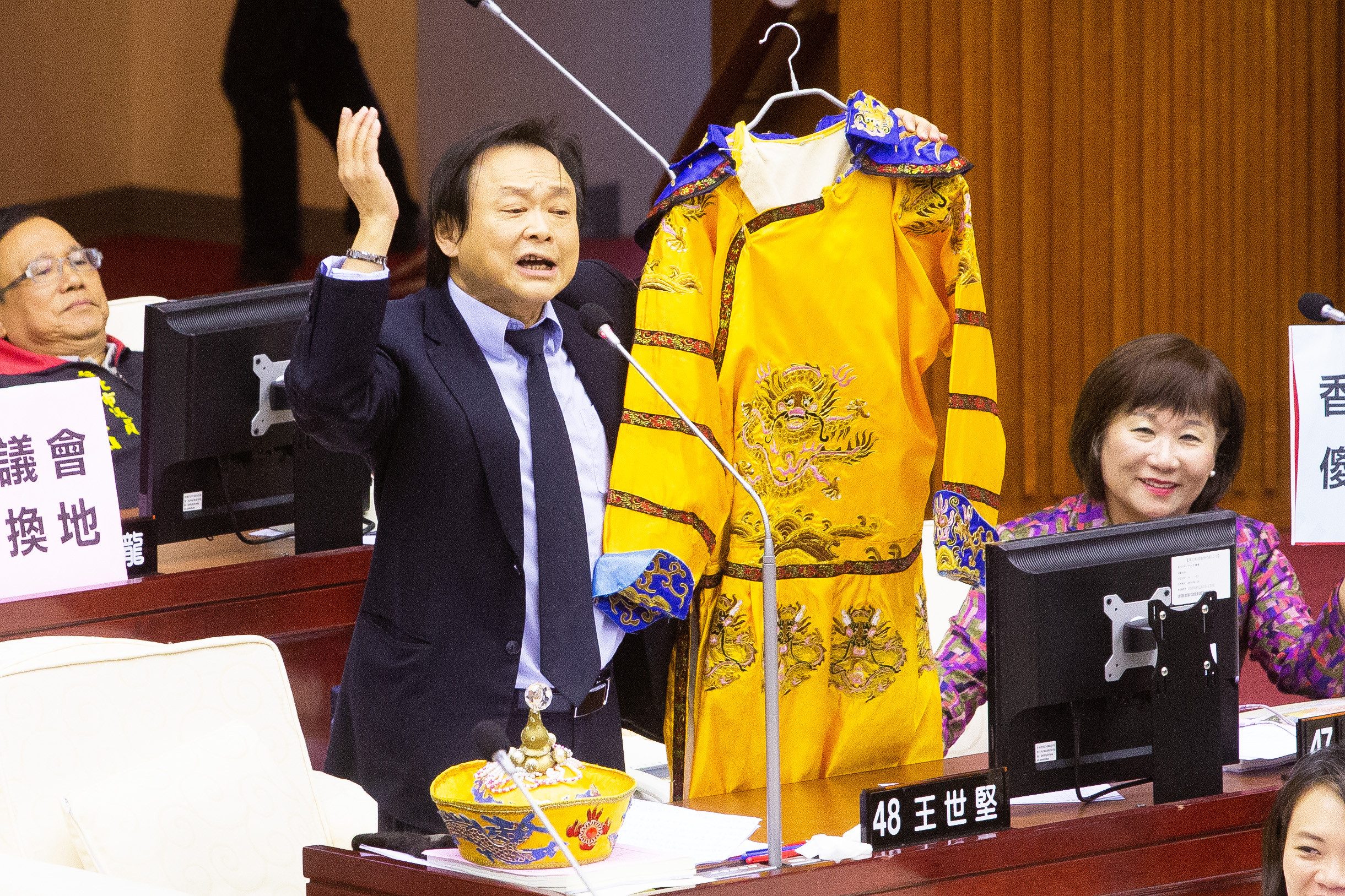 大型充氣馬 龍袍 都搬進議場 頭號柯黑王世堅質詢笑炸 Ettoday政治新聞 Ettoday新聞雲