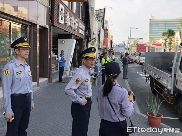 ▲台南市警局為維護「府城軸帶」海安路景觀改造工程已完工路段（府前路-民生路）用路環境，將執行為期1週的「停車用路秩序」大執法。（圖／警方提供）