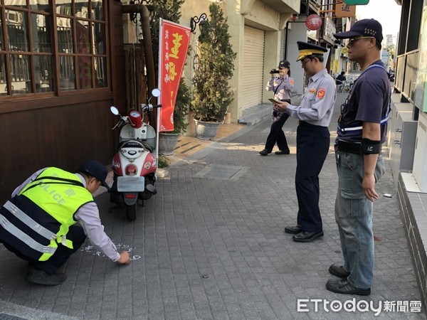 ▲台南市警局為維護「府城軸帶」海安路景觀改造工程已完工路段（府前路-民生路）用路環境，將執行為期1週的「停車用路秩序」大執法。（圖／警方提供）