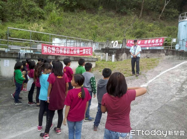 台東金峰鄉賓茂國小師生一行30餘人，由該校王邇翰校長帶領參訪壢坵淨水場。（圖／自來水公司第十區管理處提供