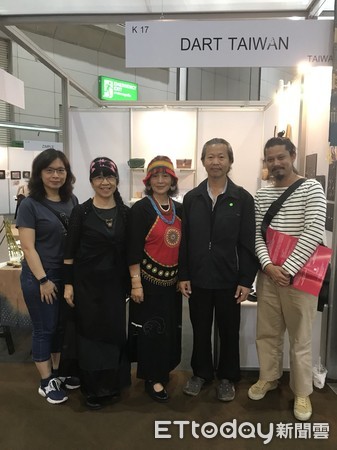 東華品牌DART Taiwan獲邀參加2018曼谷國際創新工藝展，駐泰國台北經濟文化辦事處童振源代表率同仁蒞臨會場表達讚許及鼓勵。{圖／東華大學提供）