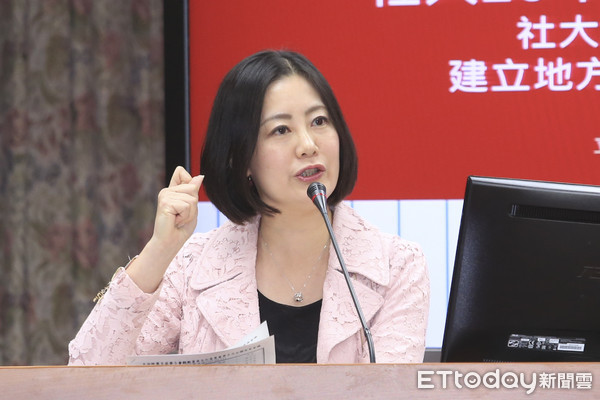 台湾民众党美女发言人图片