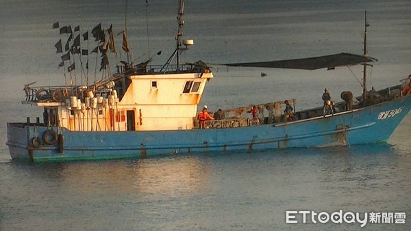 ▲澎湖海巡隊執行「護永專案」勤務，發現大陸漁船越界拖網捕魚。（圖／記者吳欣晏翻攝））