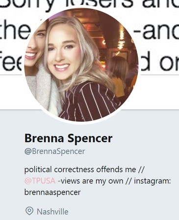 ▲▼美國南方田納西州的22歲女大生斯賓塞（Brenna Spencer）7日貼出1張照片，她在純白的褲頭放了手槍。（圖／翻攝自推特／Brenna Spencer）