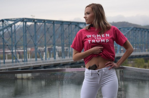 ▲▼美國南方田納西州的22歲女大生斯賓塞（Brenna Spencer）7日貼出1張照片，她在純白的褲頭放了手槍。（圖／翻攝自推特／Brenna Spencer）