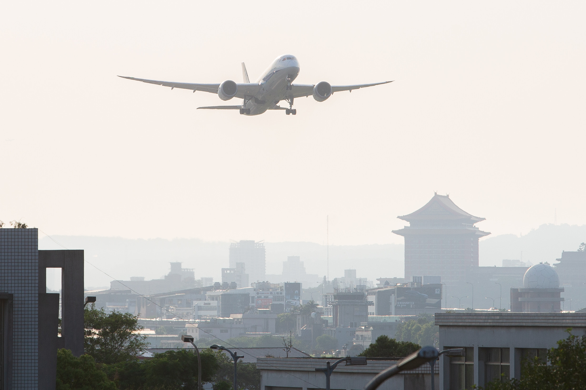 ▲▼松山機場起飛,飛機起飛,全日空,全日本空輸,波音787-8,機身編號JA874A。（圖／記者季相儒攝）