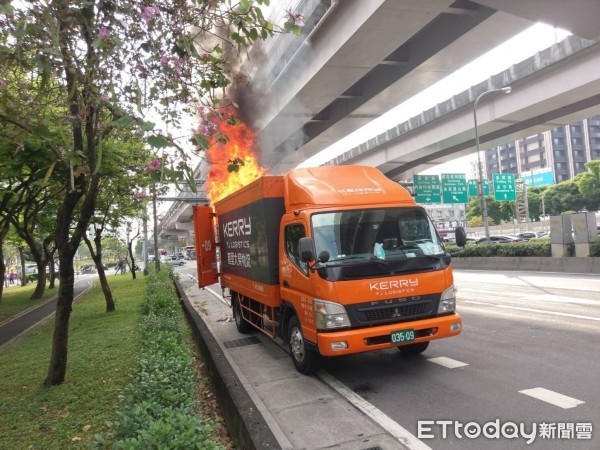 ▲北市大榮貨運物流車行進間突然起火，包裹、貨物全燒光。（圖／記者柳名耕翻攝）