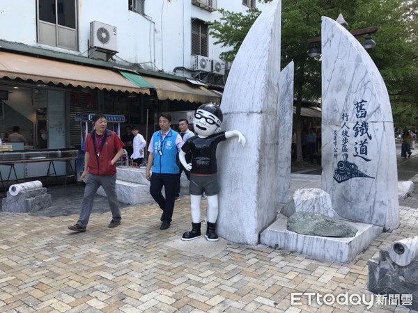 花蓮市長魏嘉賢邀台積電重建志工團隊參與由專人導覽老街新味之旅，走訪包括百年老店新味醬油、PARTY的木三鐵店，還有花蓮西門町風華的舊鐵道徒步區。（圖／花蓮市公所提供）