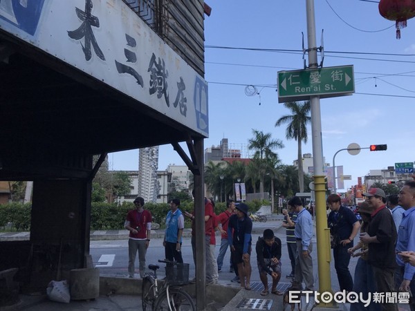 花蓮市長魏嘉賢邀台積電重建志工團隊參與由專人導覽老街新味之旅，走訪包括百年老店新味醬油、PARTY的木三鐵店，還有花蓮西門町風華的舊鐵道徒步區。（圖／花蓮市公所提供）