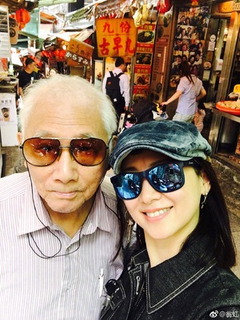▲翁虹帶爸爸遊台灣。（圖／翻攝YouTube、翁虹微博）