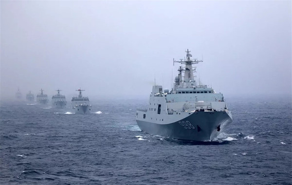 ▲▼中共解放軍某海軍登陸艦支對2018年1月在南海演訓。（圖／翻攝自中國軍網）