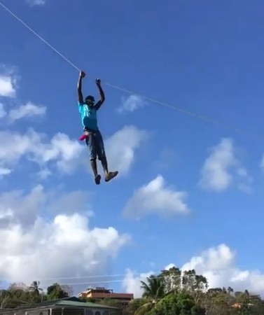 男子拉著風箏線「起飛」。（圖／翻攝自Flash Booth粉專）