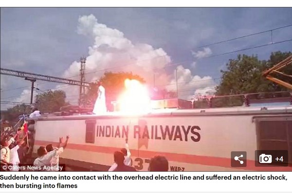 ▲▼印度男子爬上火車抗議，碰到電纜線燒起來。（圖／翻攝自Daily Mail）