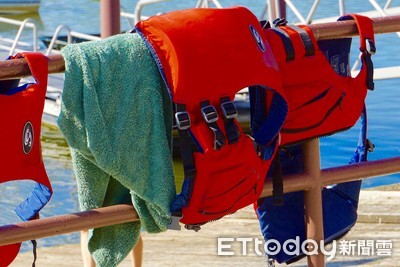 搭花蓮賞鯨船…女遊客疑「為拍美照落海」！救生衣救了一命