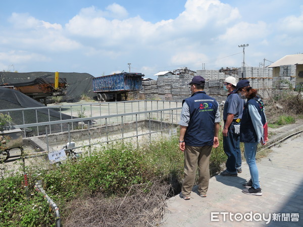 ▲台南檢警環聯盟，12日兵分6路同步稽查仁德區、後壁區、西港區、新化區及學甲區6家工廠，查獲4家工廠違反水汙染、空氣污染、廢棄物清理等相關法規，現場並命1家食品公司停工。（圖／記者林悅翻攝）