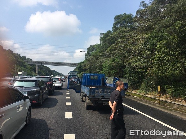 ▲車體佔據路面造成大塞車，部份駕駛耐久候索性下車閒逛。（圖／桃園消防局提供） 