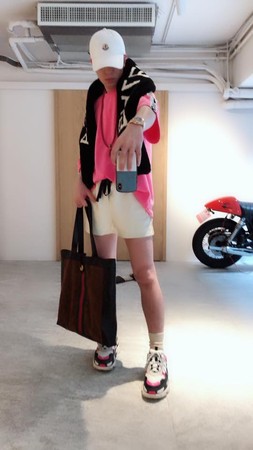 ▲▼蕭敬騰難得露出長腿             。（圖／翻攝臉書）