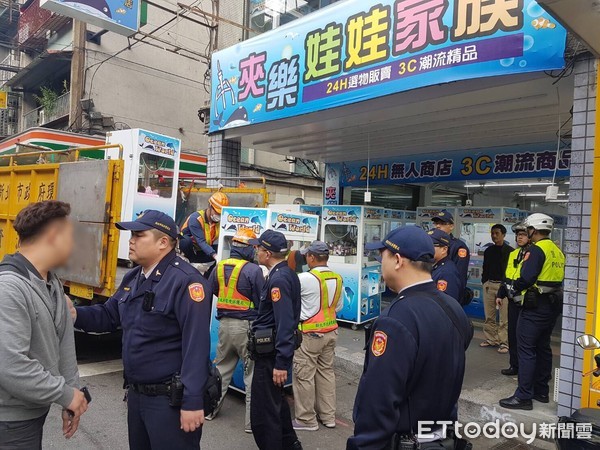 ▲▼警方及清潔隊依法將娃娃機運上回收車，讓店家在一旁直跳腳。（圖／記者陳豐德翻攝）