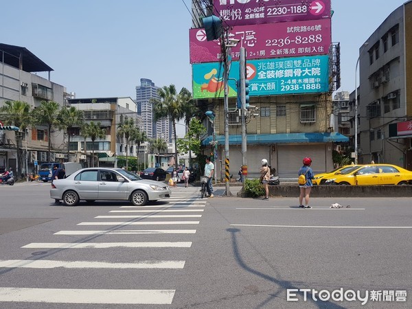 ▲▼新店一處咖啡廳店狗「放養」遭撞死，許多網友氣憤揚言抵制店家。（圖／翻攝自臉書／我是新店人）