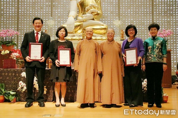 ▲佛光山南台別院，邀請國際佛光會中華總會署理會長慈容法師、國際佛光會中華總會南區協會長楊政達、區委員王姝文和曾子南文化基金會董事范思筠，與主持人陳麗妍，共同主講「佛教與公益~菩薩行證」。（圖／南台別院提供，下同）