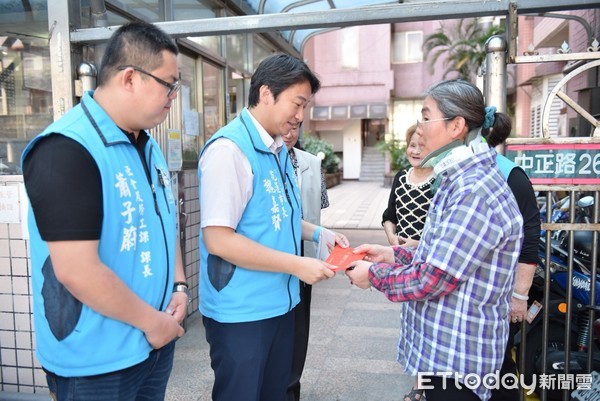 花蓮市長魏嘉賢探視因地震砸傷頸椎的游姓婦人，並致贈馬上關懷急難救助金。（圖／花蓮市公所提供）