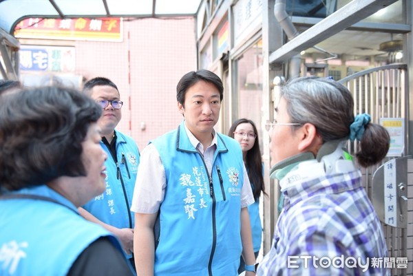 花蓮市長魏嘉賢探視因地震砸傷頸椎的游姓婦人，並致贈馬上關懷急難救助金。（圖／花蓮市公所提供）