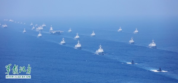 ▲習近平乘長沙艦出海閱兵　遼寧艦隊48艦、72戰機齊聚南海！（圖／軍報記者）