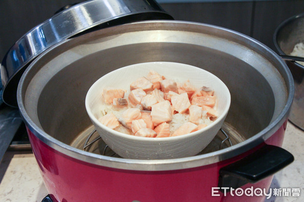 ▲不用一小時就能搞定　用大同電鍋就能做的簡單鮭魚料理。（圖／記者黃士原攝）
