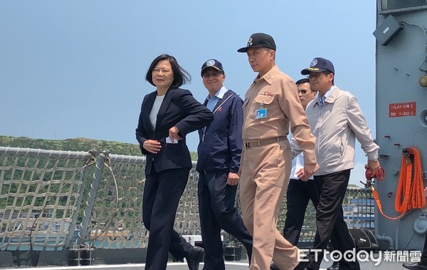 影 蔡英文首登艦出海 戰備抽測 海軍出動艦艇操演 Ettoday政治新聞 Ettoday新聞雲