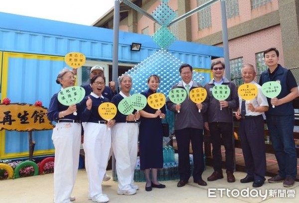  ▲志工們用一千個回收寶特瓶製成一座「水立方」模型。（圖／桃園市政府環保局提供）