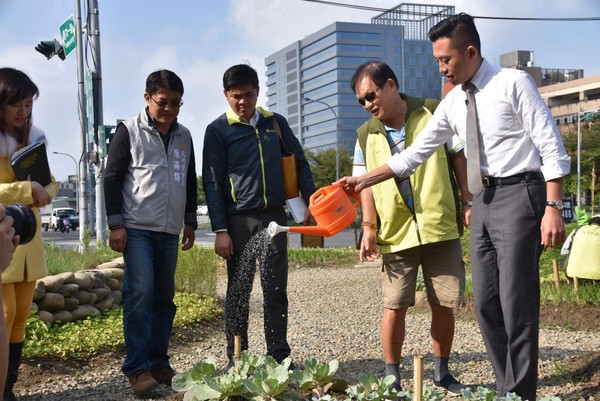 ▲新竹市長林智堅(右一)視察食物森林為植物澆水。