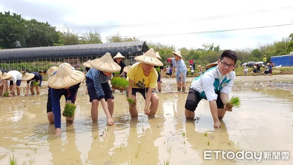 ▲台南市議員參選人李宗翰（右一）與台灣百大青農魏宗淇攜手合作，舉辦「將軍山食農教育及城鄉交流體驗活動」。（圖／李宗翰提供）