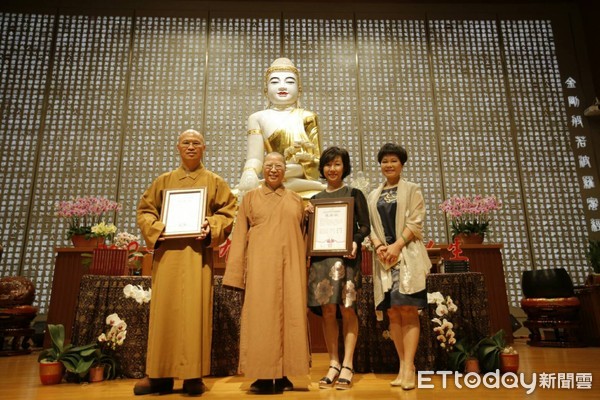 ▲佛光山南台別院，邀請佛光山寺副住持慧昭法師、世紀奧美公關創辦人丁菱娟，和主持人陳麗妍，一同就「佛教與人生~提放自如的自在人生」為題展開對談。（圖／南台別院提供，下同）