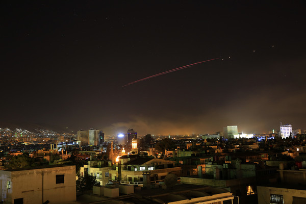 ▲▼敘利亞大馬士革天空看見防空戰機出動。（圖／達志影像／美聯社）