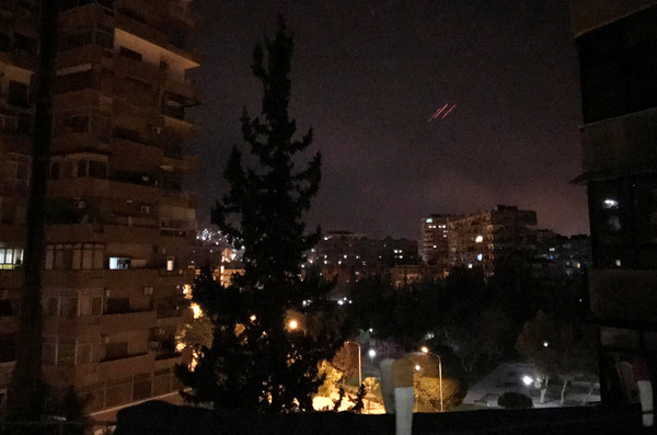 ▲敘利亞首都大馬士革（Damascus）天空可見防空戰機。（圖／路透社）